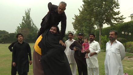 Téměř půl tuny vážící Pákistánec chce přibrat a uspět mezi americkými zápasníky