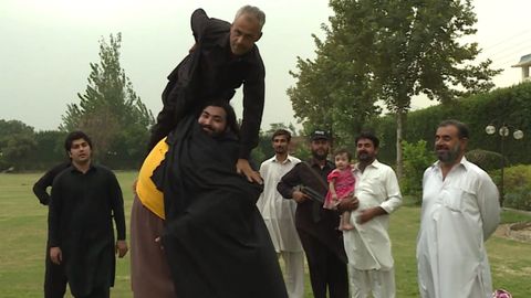 Téměř půl tuny vážící Pákistánec chce přibrat a uspět mezi americkými zápasníky
