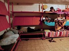 Museli opustit domovy. Izraelci odpočívají na lůžcích v krytu Kiryat Shemona.