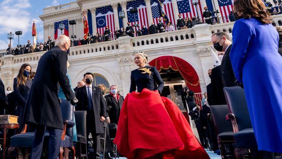 Obrazem: Tisíce vojáků, Lady Gaga a "jiná" inaugurace. Biden složil prezidentský slib