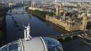 Torch bearer Amelia Hempleman-Adams, age 17, stands on top of a capsule on the London Eye as part of the torch relay ahead of the London 2012 Olympic Games in London July 22, 2012. REUTERS/Luke MacGregor (BRITAIN - Tags: SPORT OLYMPICS TPX IMAGES OF THE DAY) Published: Čec. 22, 2012, 7:11 dop.