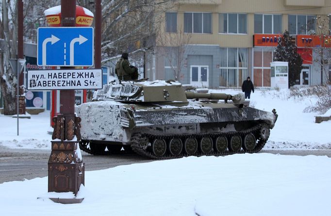 Neoznačená vojenská technika v Donbasu na východě Ukrajiny. Fotografie byly pořízeny na území kontrolovaném separatisty.