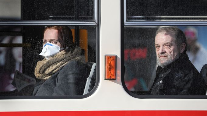 Vedení Prahy zakázalo vstup do vozů MHD bez zakrytého nosu a úst