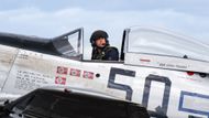 Pilot v kabině americké stíhačky North American P-51 Mustang. V roce 1944 byl tento stroj v Británii přidělen kapitánovi Bradfordovi V. Stevensovi. Ten dal letadlu jméno "Marinell" a dosáhl s ním čtyř potvrzených vzdušných vítězství.