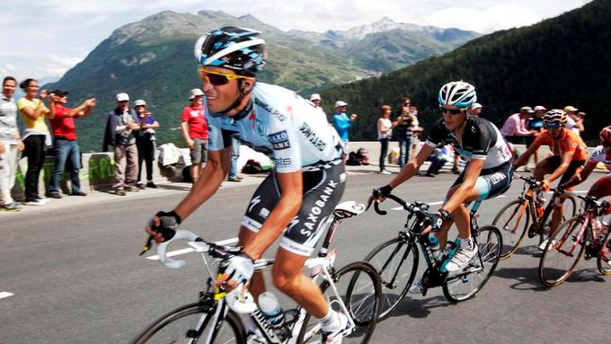 Contador v Alpách neujel. Voecklerovi přebral žlutý trikot Andy Schleck