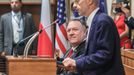 Mike Pompeo při návštěvě a projevu v českém Senátu.