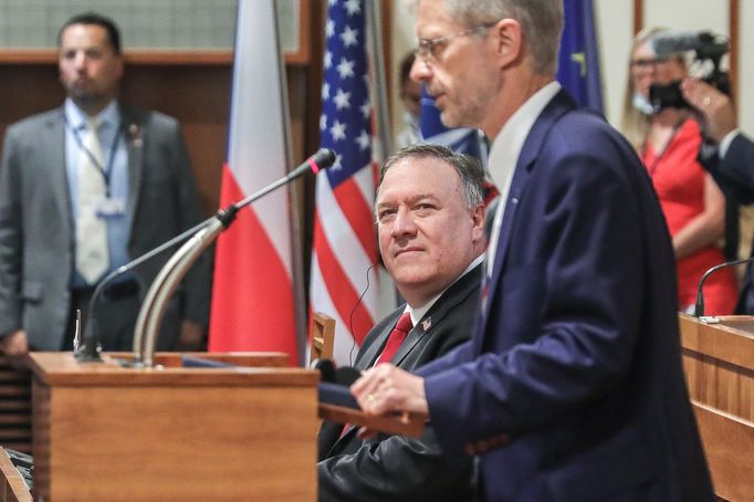 Mike Pompeo při návštěvě a projevu v českém Senátu.