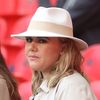 Katie Goodlandová (v klobouku), manželka anglického útočníka Harryho Kanea, na zápase Česko - Anglie na ME 2020