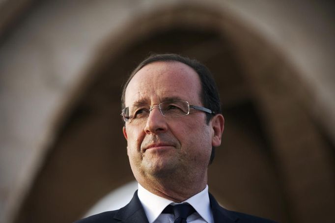 France's President Francois Hollande looks at a crowd in Independence Plaza in Bamako, Mali February 2, 2013. France will withdraw its troops from Mali once the Sahel state has restored sovereignty over its national territory and a U.N.-backed African military force can take over from the French soldiers, Hollande said on Saturday. REUTERS/Joe Penney (MALI - Tags: POLITICS CONFLICT HEADSHOT TPX IMAGES OF THE DAY) Published: Úno. 2, 2013, 8:11 odp.