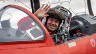 Piloti RAF, kteří by rádi vstoupili do řad Red Arrows, musejí splňovat tato náročná kritéria: mít nalétáno minimálně 1500 letových hodin, absolvovat operační misi v první linii a být hodnocen jako nadprůměrný pilot.