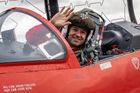 Piloti RAF, kteří by rádi vstoupili do řad Red Arrows, musejí splňovat tato náročná kritéria: mít nalétáno minimálně 1500 letových hodin, absolvovat operační misi v první linii a být hodnocen jako nadprůměrný pilot.