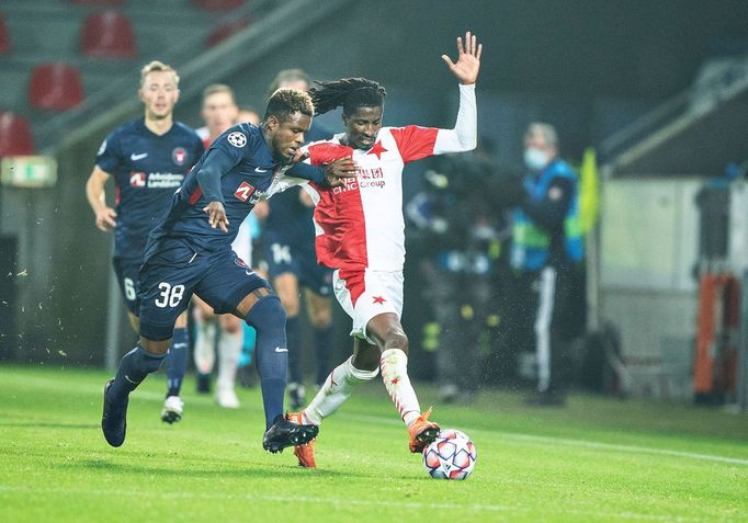 Frank Onyeka a Peter Olayinka v odvetě 4. předkola LM Midtjylland - Slavia Praha