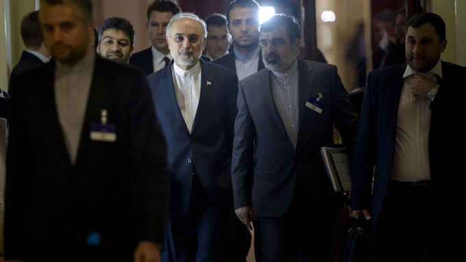 Šéf íránské organizace pro atomovou energii Ali Akbar Salehi se svými íránskými kolegy o přestávce jednání v Lausanne.