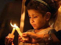 Egyptské děvčátko zapaluje v Káhiře svíčku za Libanonce zabité během izraelských ofenziv.