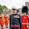 Guvernér Toweru Andrew Jackson vyhlašuje Karla III. novým králem během ceremoniálu na Tower Hill, Londýn, 11. září 2022.