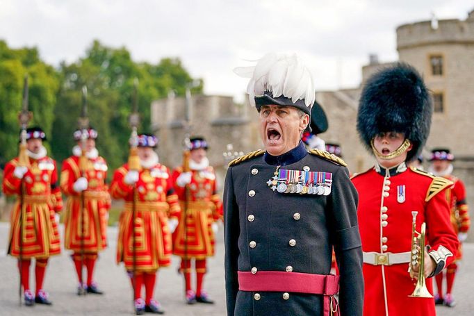 Guvernér Toweru Andrew Jackson vyhlašuje Karla III. novým králem během ceremoniálu na Tower Hill, Londýn, 11. září 2022.