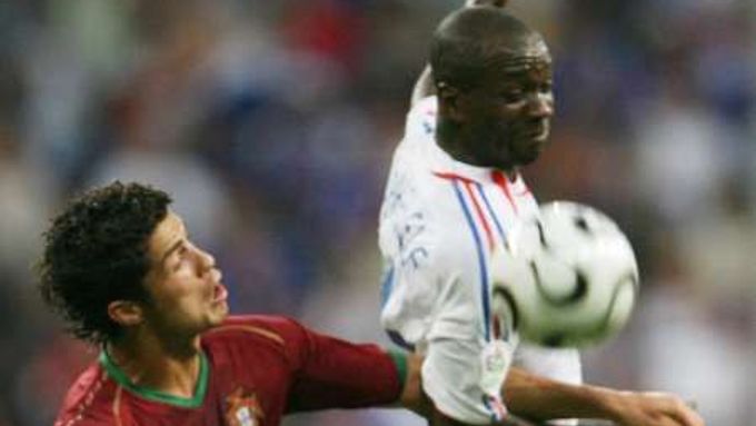 Portugalec Cristiano Ronaldo (vlevo) bojuje s Claude Makelelem z Francie.