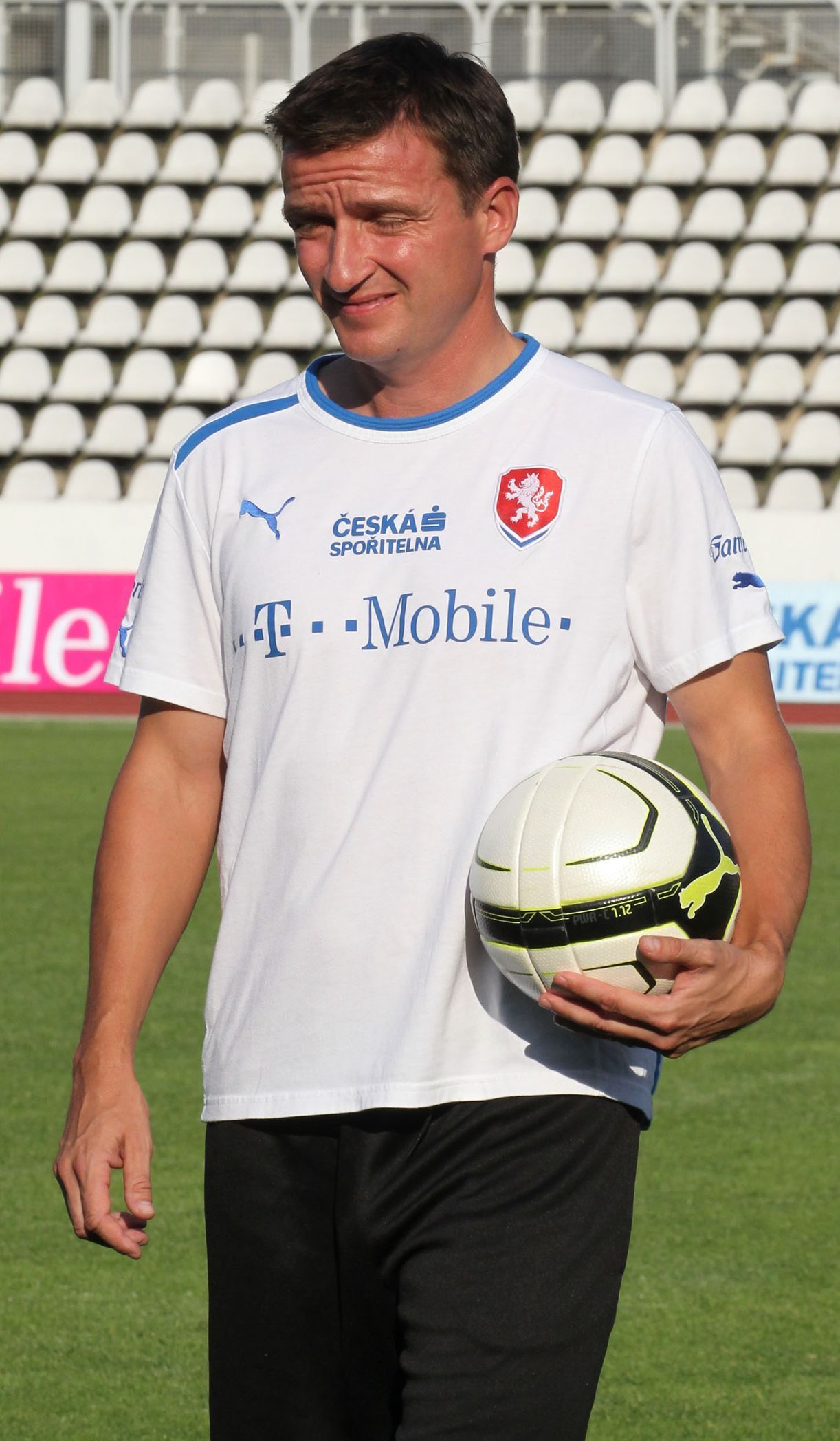 Český fotbalový reprezentační manažer Vladimír Šmicer během tréninku před přípravným utkáním s Finskem v sezóně 2011/12.