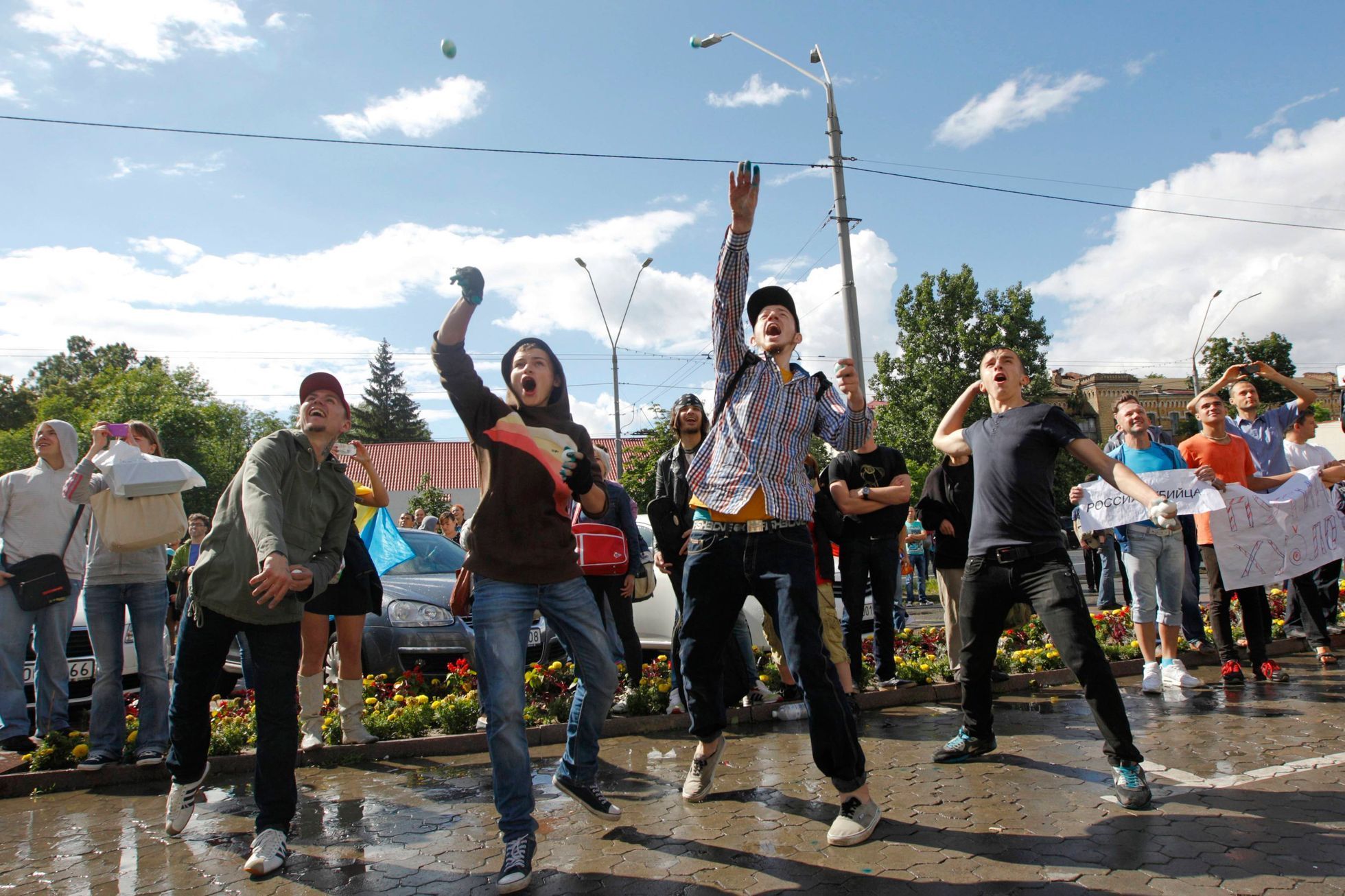 Demonstranti hází v Kyjevě vejce na ruskou ambasádu.