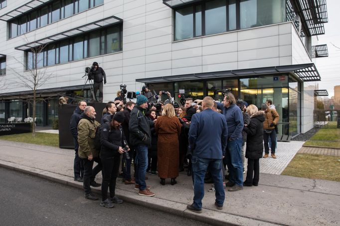 Alena Schillerová přichází. Záběr z pražského volebního štábu prezidentského kandidáta Andreje Babiše. 28. 1. 2023