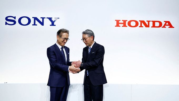 Generální ředitel Sony Kenichiro Yoshida si potřásá rukou s Toshihiro Mibe z Honda Motor na společné tiskové konferenci v ústředí Sony v Tokiu.