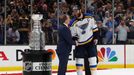 7. finále NHL 2018/19, Boston - St. Louis: Komisionář NHL Gary Bettman předává Stanley Cup Alexi Pietrangelovi.