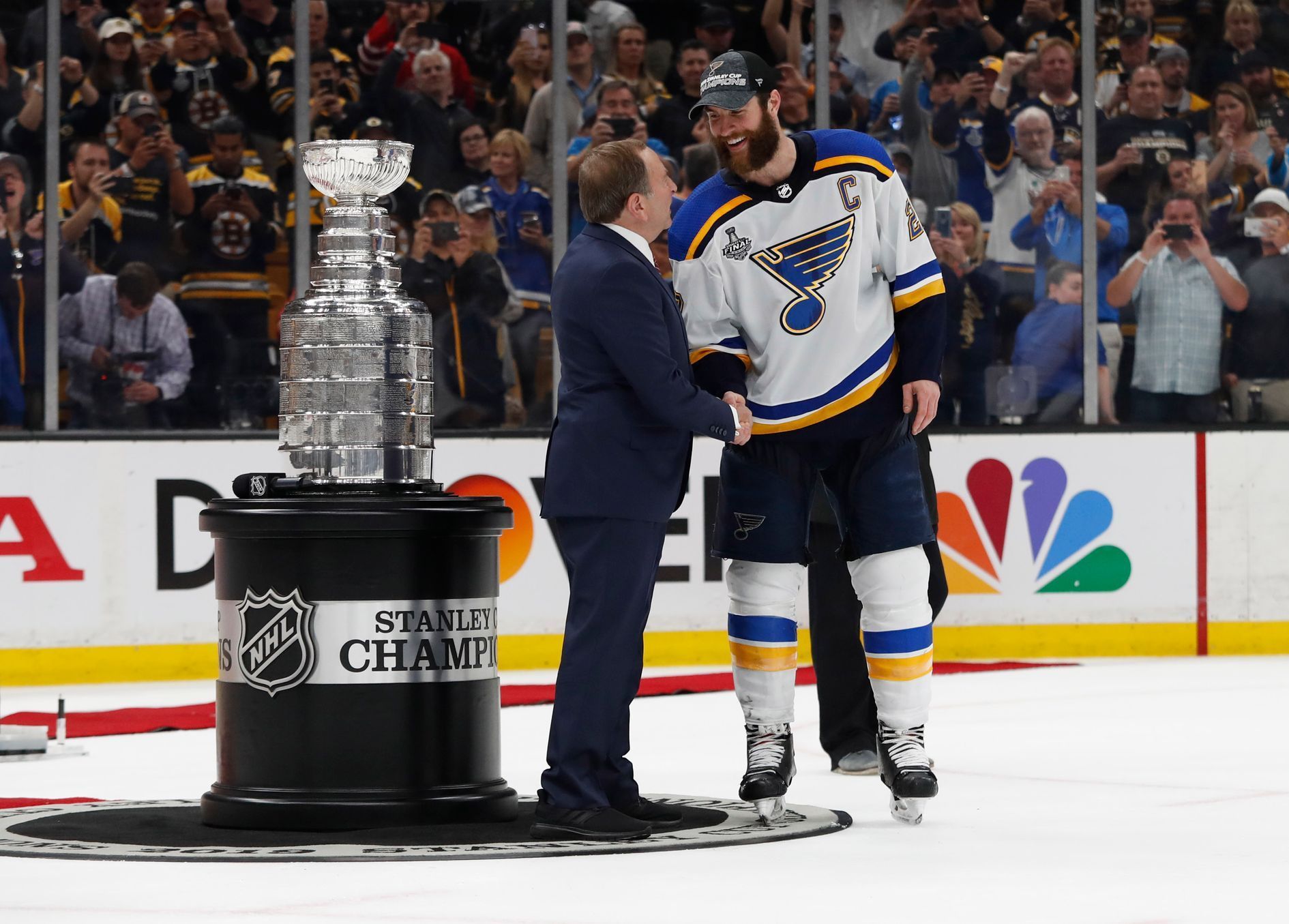 7. finále NHL 2018/19, Boston - St. Louis: Komisionář NHL Gary Bettman předává Stanley Cup Alexi Pietrangelovi.