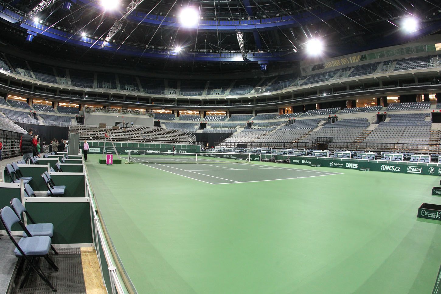 O2 Aréna před tenisovou exhibicí s trofejemi z Davis Cupu a Fed Cupu.