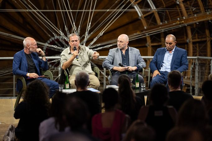 Moderátor Petr Vizina, Izraelec Rami Elchanan, spisovatel Colum McCann a Palestinec Bassám Aramín.