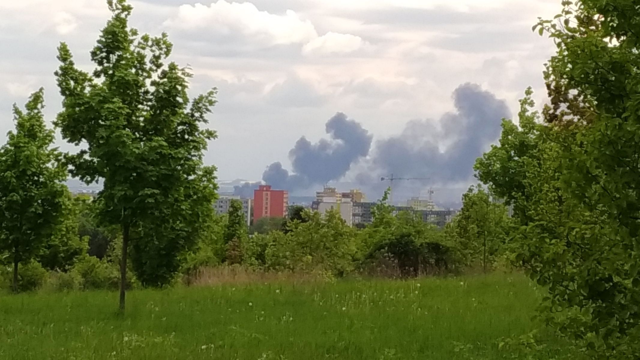 Požár haly v Hostivaři byl vidět z velké dálky, 8. května 2018