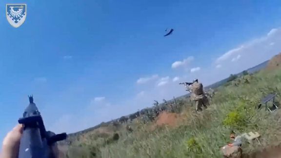 Ukrajinští vojáci střílejí po ruském dronu Lancet.