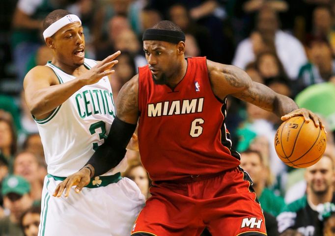 Basketbalista Paul Pierce z Bostonu brání LeBrona Jamese z Miami v semifinále play-off NBA 2012.