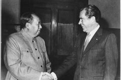 Při nevhodných otázkách utečte. Nixon na historické návštěvě Číny obětoval Tchaj-wan