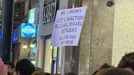 Pražští policisté zadrželi 17 propalestinských demonstrantů, kteří večer na Národní třídě blokovali dopravu.