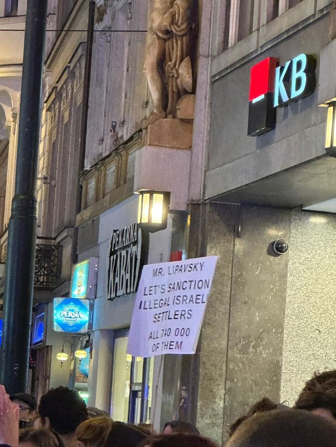 Pražští policisté zadrželi 17 propalestinských demonstrantů, kteří večer na Národní třídě blokovali dopravu.
