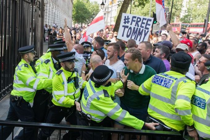 Záběry z demonstrace na podporu osobnosti britské krajně pravicové scény Tommyho Robinsona, která uskutečnila 26. května 2018 v blízkosti Downing Street v Londýně.