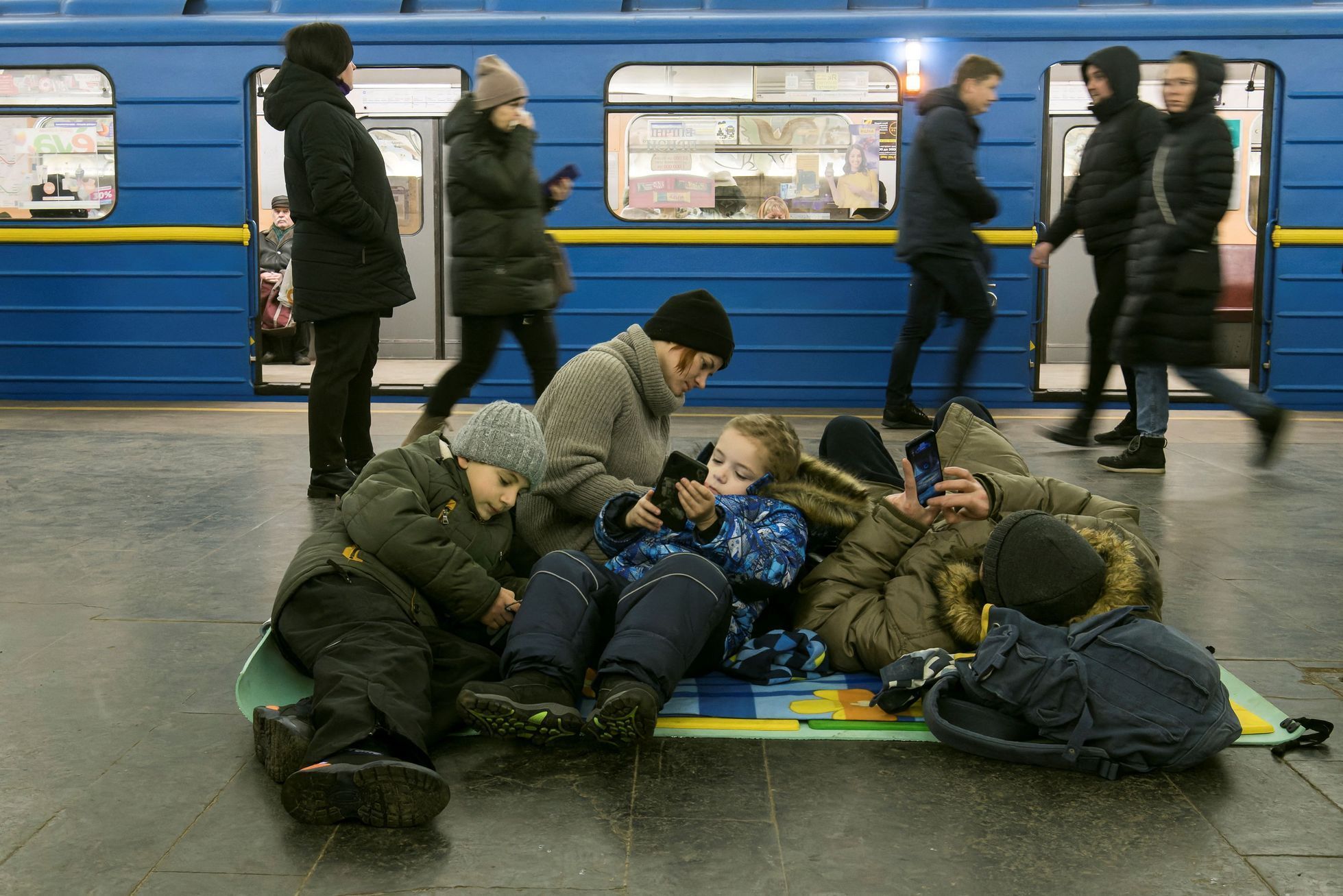 Ukrajina kyjev ostřelování metro rodina