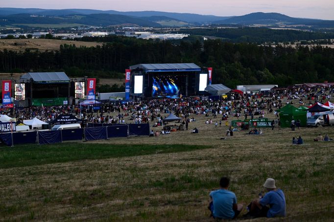 Snímek z pátečního zahájení festivalu Hrady CZ pod hradem Točník.