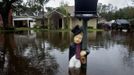 A mailbox with a statue of W.C. Fields stands above the water line on a street flooded by Hurricane Isaac in La Place, Louisiana August 30, 2012. REUTERS/Lee Celano (UNITED STATES - Tags: ENVIRONMENT DISASTER TPX IMAGES OF THE DAY) Published: Srp. 30, 2012, 7:01 odp.