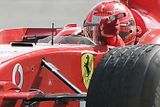 Michael Schumacher s Ferrari po vítěznéím projetí cíle Velké ceny Itálie.