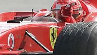 Michael Schumacher s Ferrari po vítěznéím projetí cíle Velké ceny Itálie.