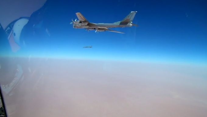 Záběry ukazují, jak bombardéry TU-95M vypouštějí rakety Ch-101