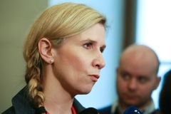Učitelům vzrostou platy o osm procent, shodla se vláda. Valachová chtěla deset