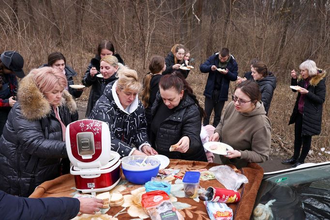 Záběr na ukrajinské uprchlíky nedaleko hraničního přechodu Shehyni-Medyka s Polskem. 27. 2. 2022