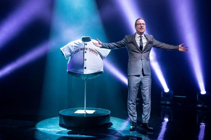 Snímek ze satirické show Co týden dal a vzal od Johna Olivera.