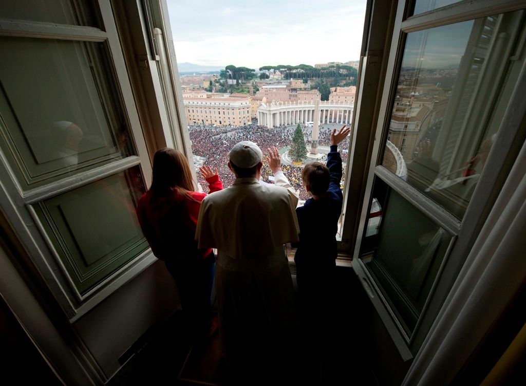 Papež František vypustil holubice