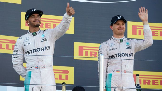 Lewis Hamilton sice stále fanouškům ukazuje, že on je ta jednička, vítězná Rosbergova série ho ale trápí.