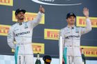 Frustrovaný Hamilton vyhrožuje koncem v F1, Rosberg míří za rekordem