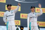 V Soči přišel další výpadek agregátu Mercedes, kvůli němuž Hamilton startoval z desátého místa. Lídr Rosberg se vyhnul divočině v první zatáčce a v klidu si dojel pro dalších 25 bodů. Sedmou výhrou po sobě (počítáme-li i závěr sezony 2015) se německý pilot v historických tabulkách zařadil po bok legend Alberta Ascariho a Michaela Schumachera. Hamilton sice dojel druhý, ale v té chvíli ztrácel už propastných 43 bodů.