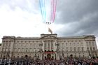 Po skončení průvodu se uskutečnil přelet historických vojenských letadel a akrobatická show týmu Red Arrows Královského letectva, kterou královská rodina sledovala z balkonu Buckinghamského paláce.